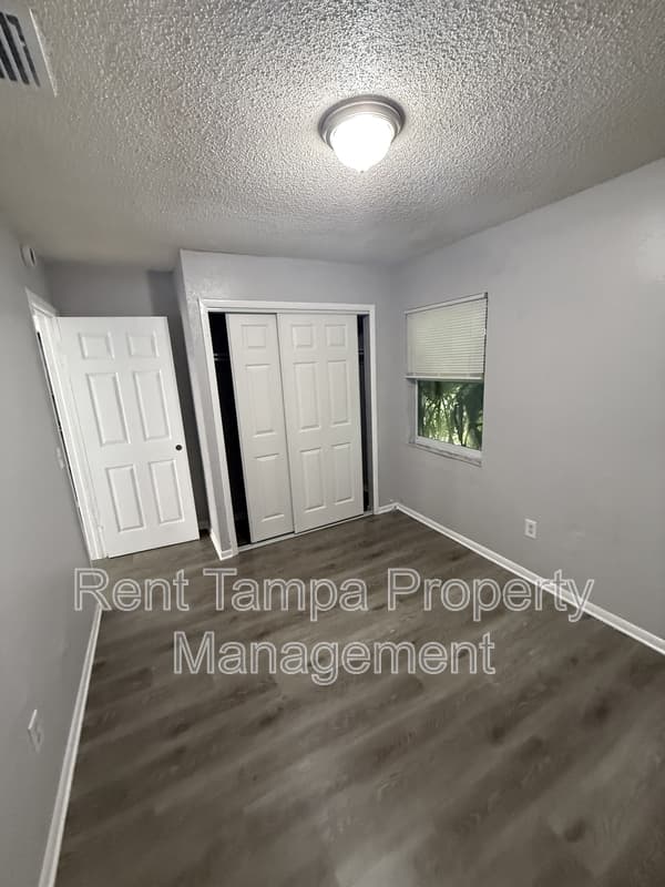 Tampa House: 8304 North Mulberry Street