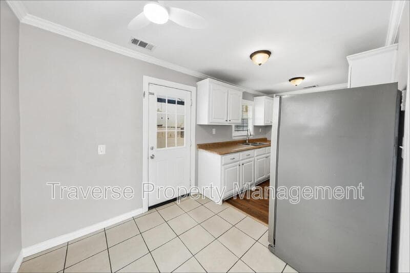 Fort Worth House: 1221 Blalock Avenue
