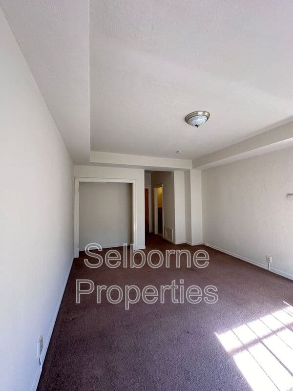 Oakland House: 2501 Ivy Drive