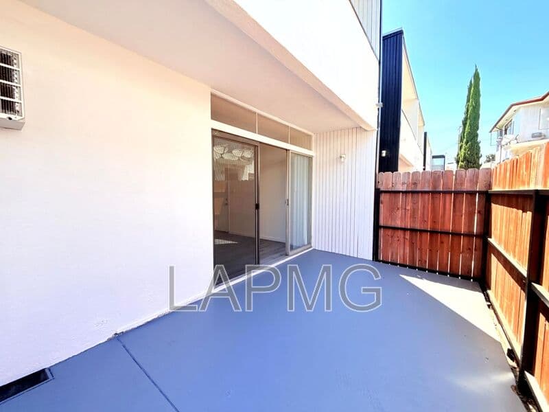 Los Angeles House: 1029 N. Ardmore Avenue