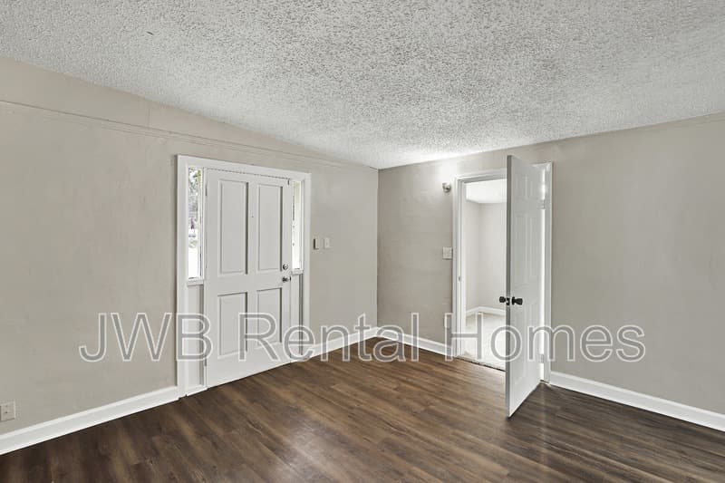 Jacksonville House: 10517 Ashby Rd