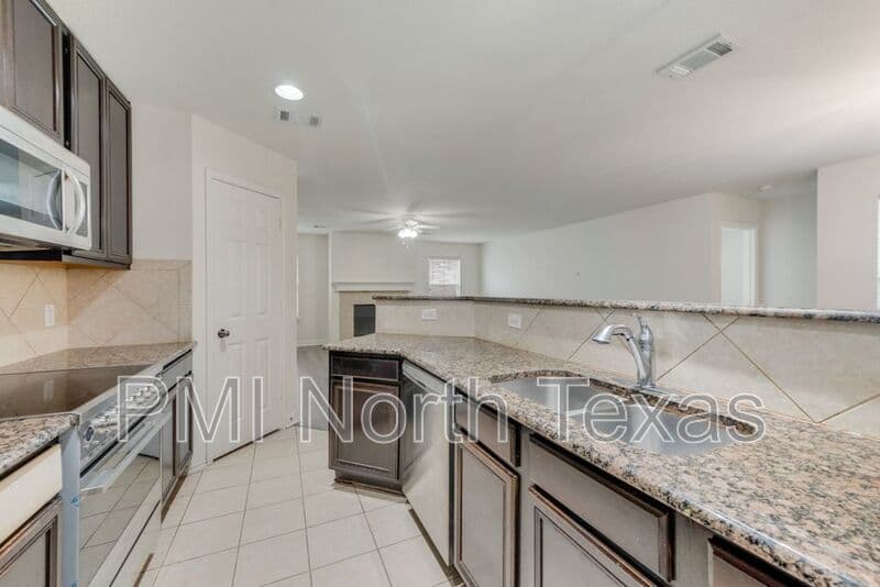 Fort Worth House: 8809 Valley River Drive