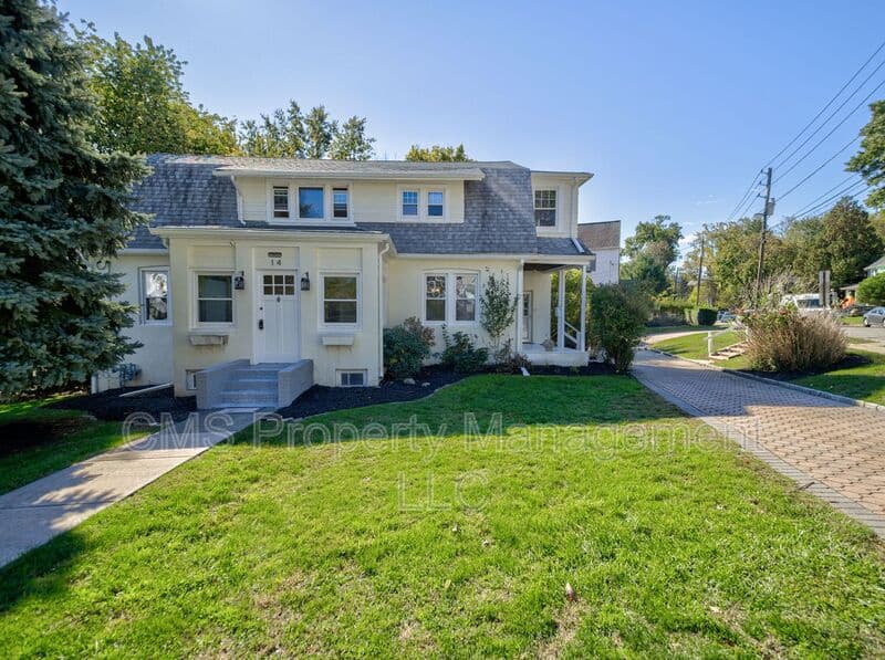 West Orange House: 14 Winding Way