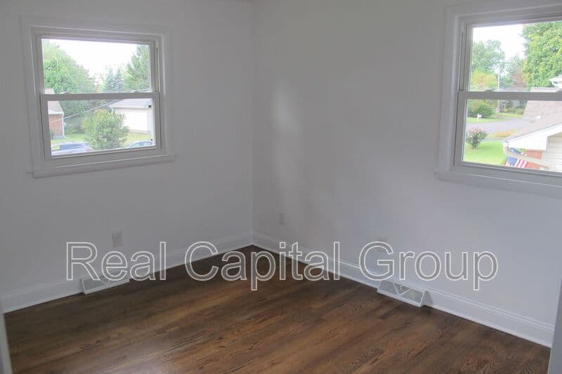Albany House: 18 Ethel Dr
