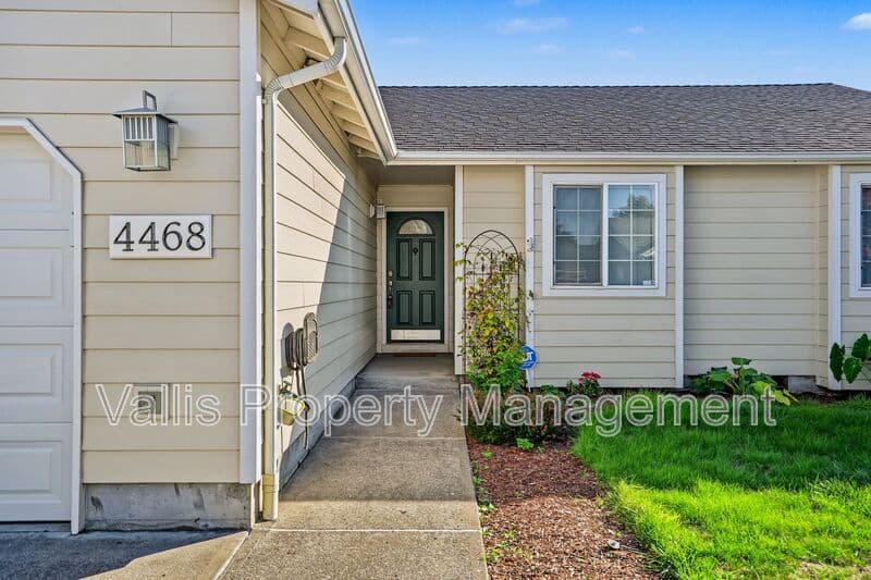 Salem House: 4468 Countryside Ct NE