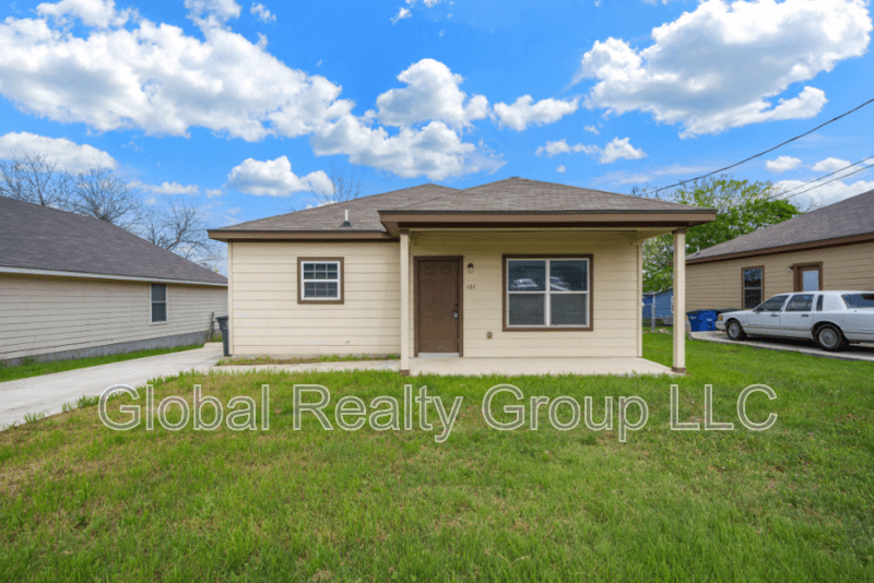 New Braunfels House: 161 S Krueger Ave