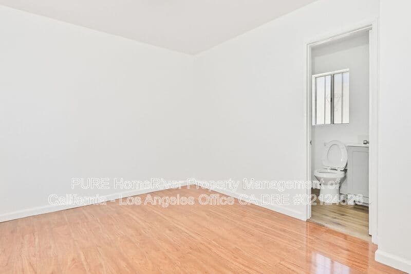 Los Angeles House: 1135 E 67Th St.