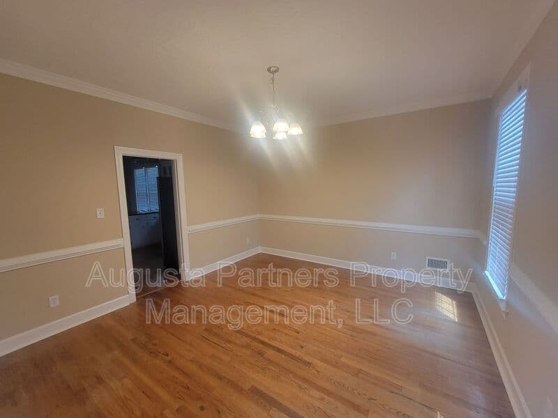 Martinez House: 288 Wakefield Ln S