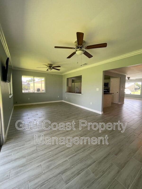 North Port House: 3365 Avanti Circle