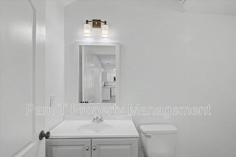 Savannah House: 1200 E 37th St