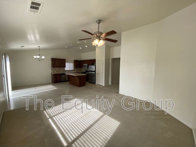 Visalia House: 1025 West Reese Ct