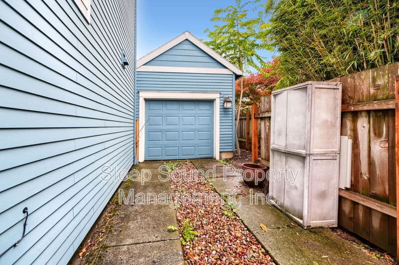 Portland House: 857 N Winchell St