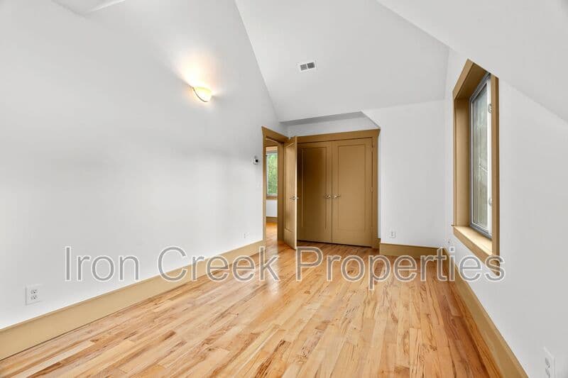 Asheville House: 337 Sand Hill Rd