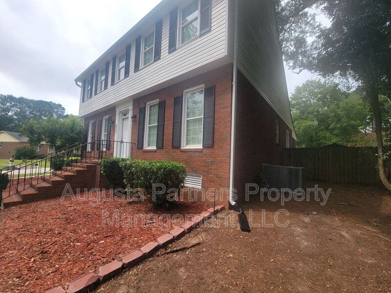 Martinez House: 288 Wakefield Ln S