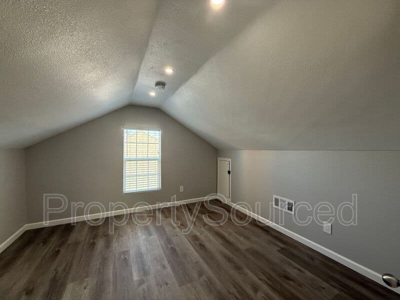 Manteca House: 807 W Yosemite