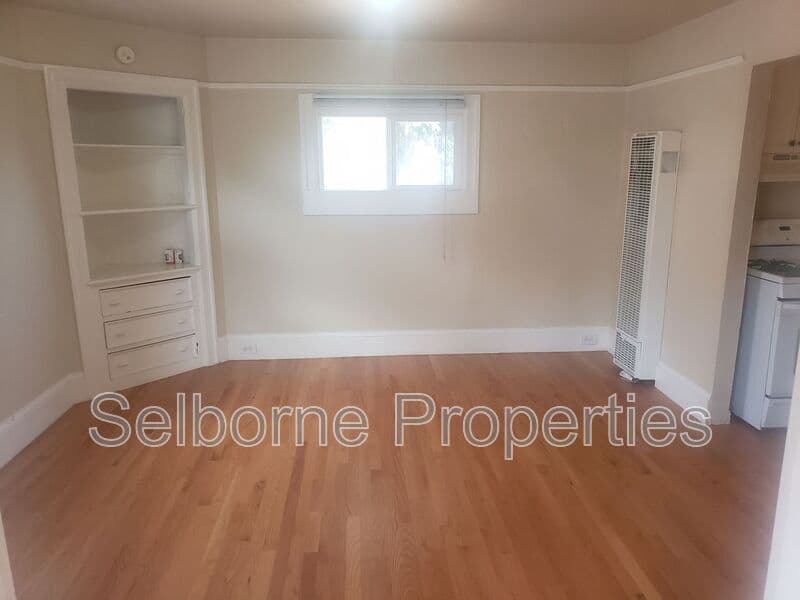 Oakland House: 546 Merrimac St