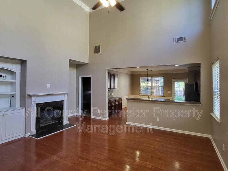 Acworth House: 915 Silver Lake Dr