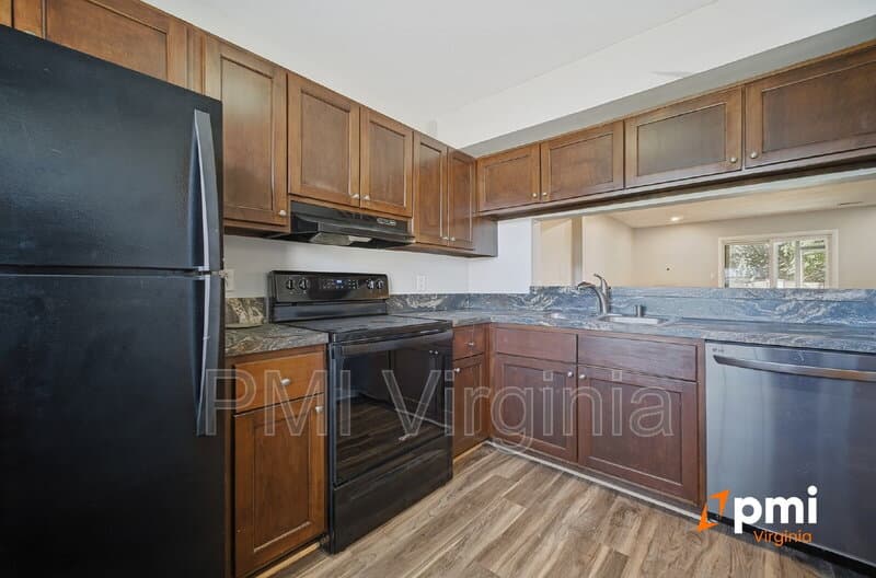 Virginia Beach Townhome: 765 Hampshire Ln