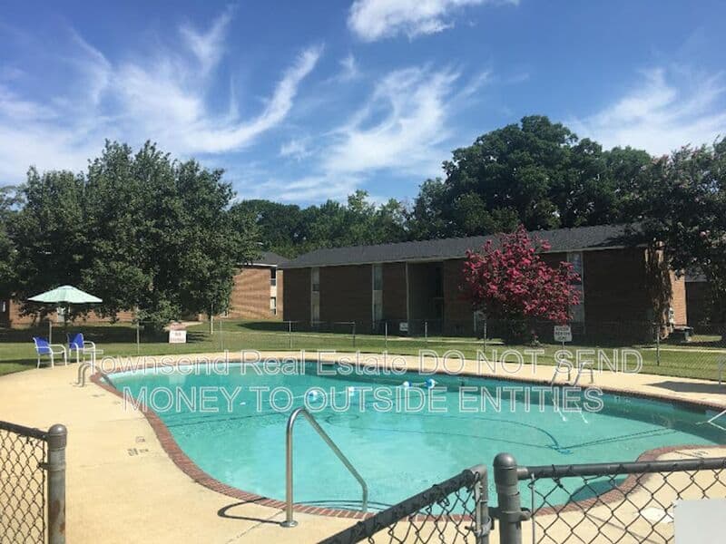 Fayetteville House: 5858-D Century Oaks Drive