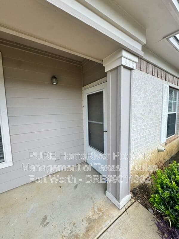 Grapevine Apartment: 400 Glade Road