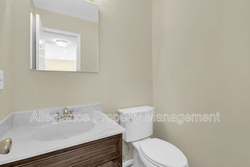 Alexandria House: 2206 Fort Ward Pl