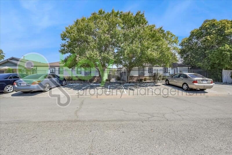 Sacramento House: 1071 Santiago Ave