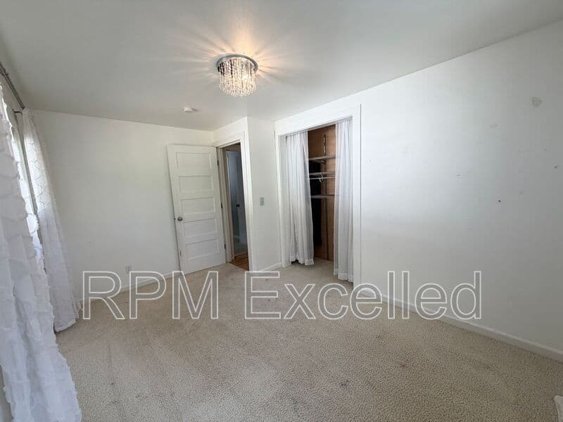 Kent House: 24625 148th Ave SE