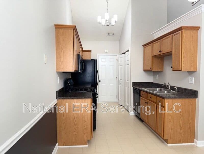 Hampton House: 2034 Elm Grove Ln