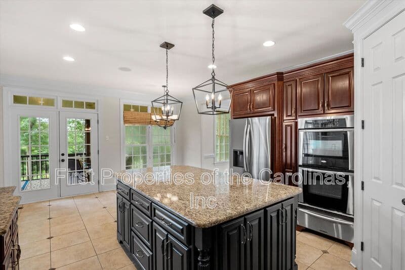 Lake Wylie House: 334 Stone Cliff Lane