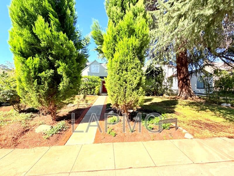 Glendale House: 1915 Canada Boulevard