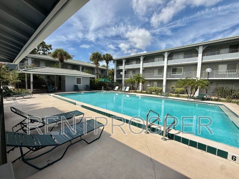 Altamonte Springs Condo: 122 Water Front Way
