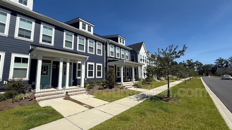 Summerville House: 612 Southview Lane