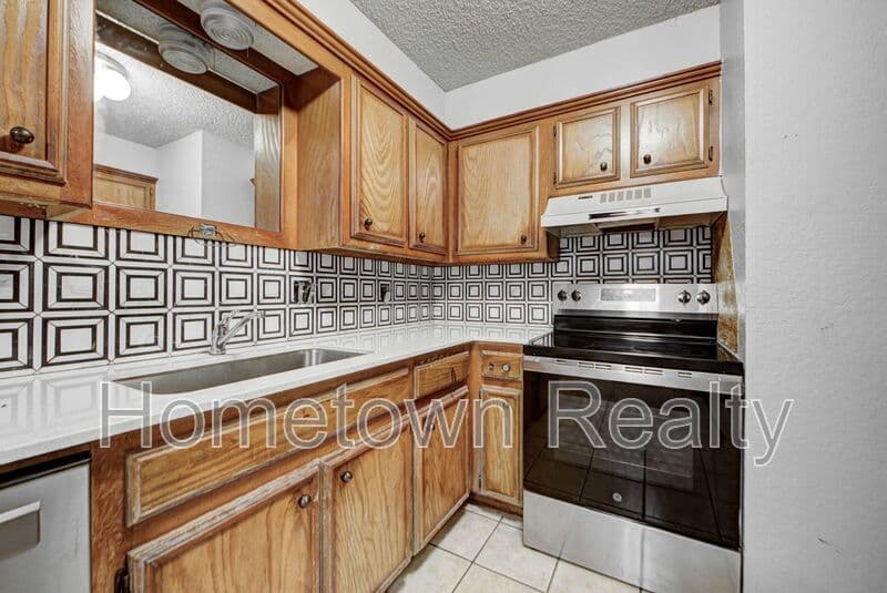 Norman Condo: 1713 Hillcrest Drive