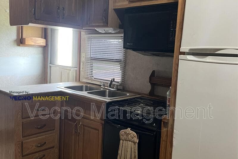 Pearsall House: 1819 County Road 1001 - 101