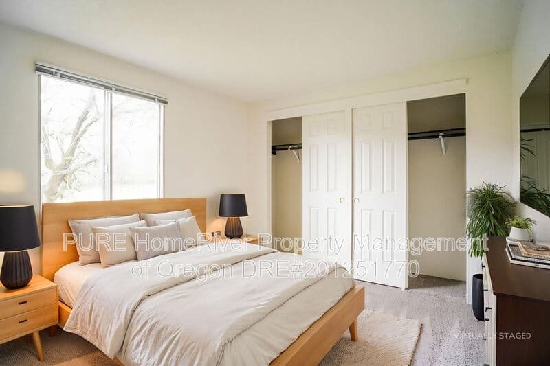 Portland Condo: 14142 NE Sandy Blvd