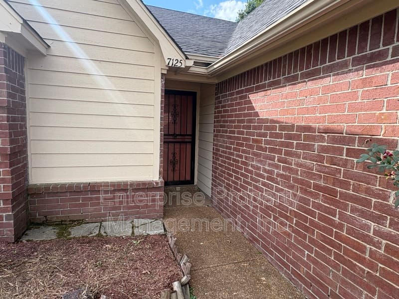 Cordova House: 7125 Showboat Ln