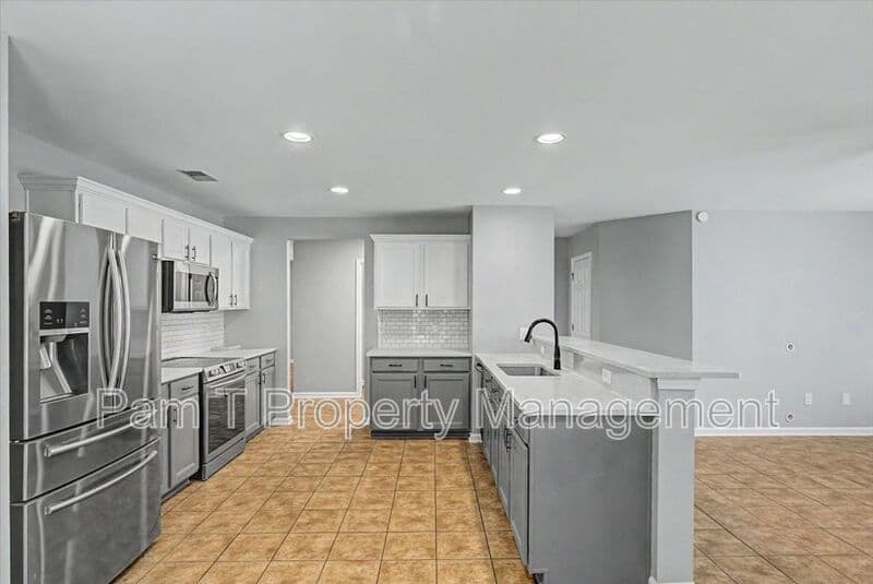 Pooler House: 4 Bainbridge Way