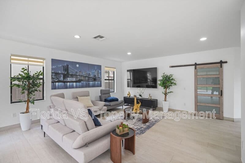 Doral House: 10016 NW 89 TER