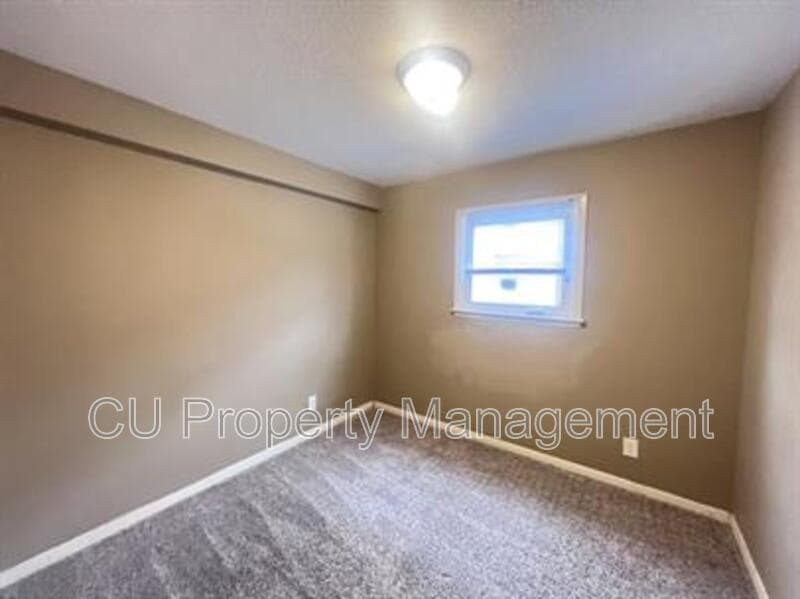 Champaign Condo: 711 W CHURCH St.