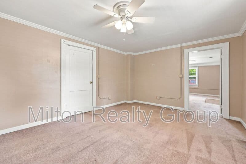 Four Oaks Condo: 101 E. Woodall St.