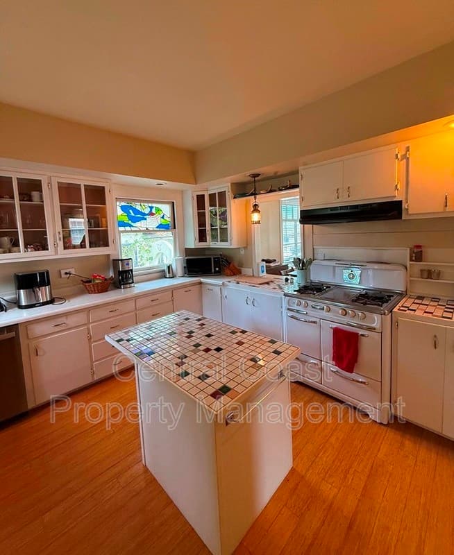 Pacific Grove House: 622 Congress Ave