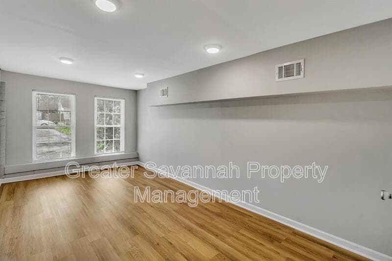 Savannah House: 916 East 35th Street