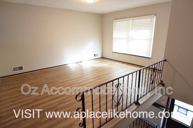 Lee's Summit House: 1214 SE 3rd Ter, Apt B