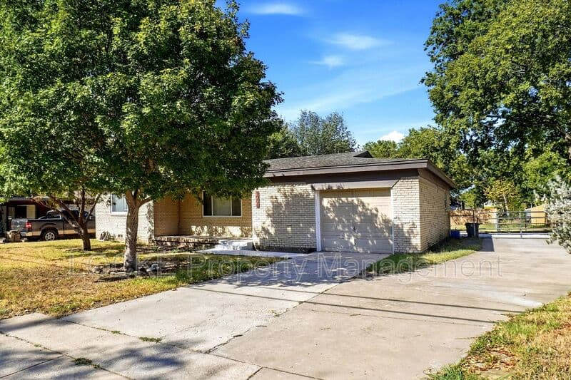 Benbrook House: 1004 Usher St