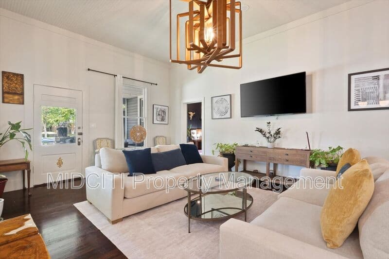 San Marcos House: 1017 W Hopkins St