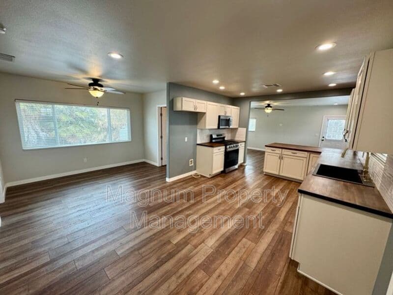 Perris House: 27300 Peach St