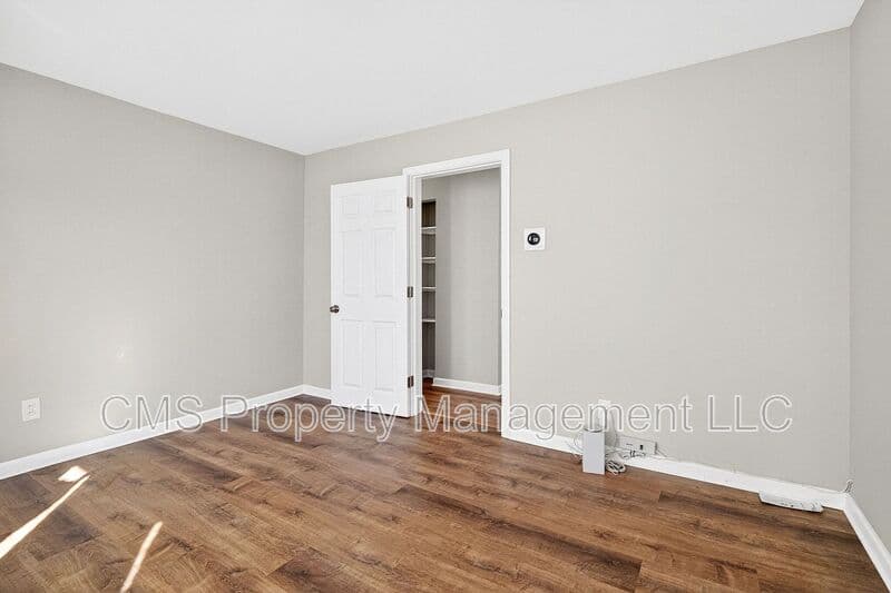 Old Bridge House: 24 Steinhardt Ave