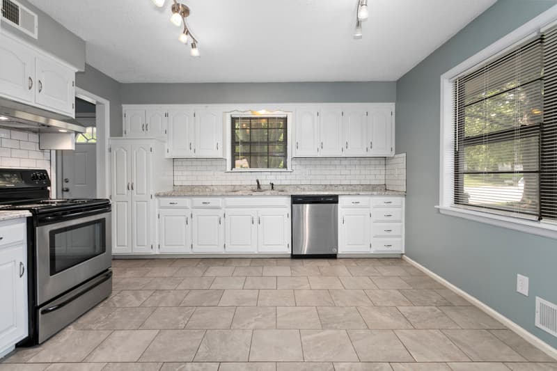 Lee's Summit House: 3513 NE Stanton St