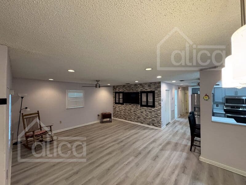 Palmetto House: 244 9th St W