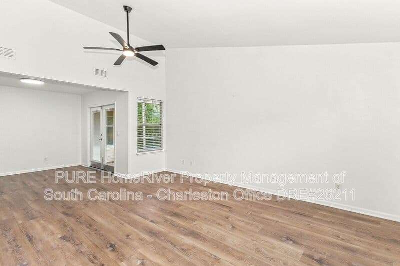 Summerville House: 108 Eaton Way
